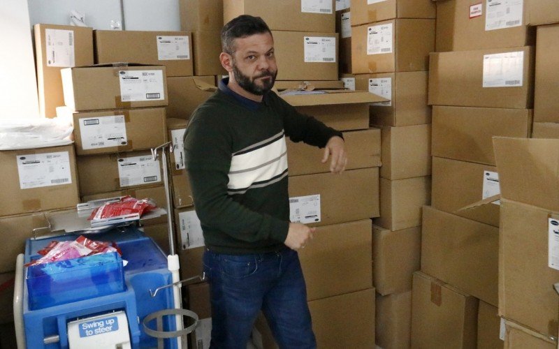 Dezenas de caixas com insumos e equipamentos sem uso