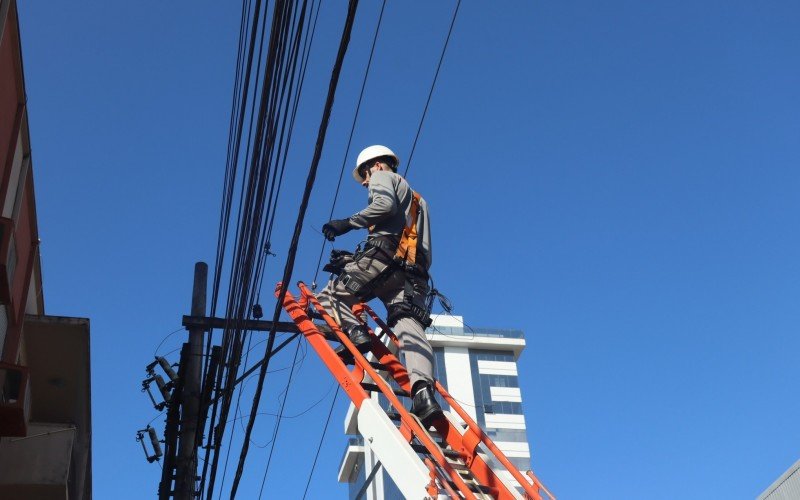 Operação Postes Risco Zero recolheu fios soltos na Rua São Joaquim, em São Leopoldo