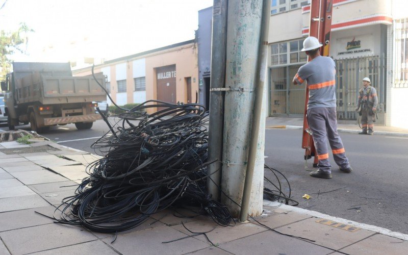 Operação Postes Risco Zero recolheu fios soltos na Rua São Joaquim, em São Leopoldo