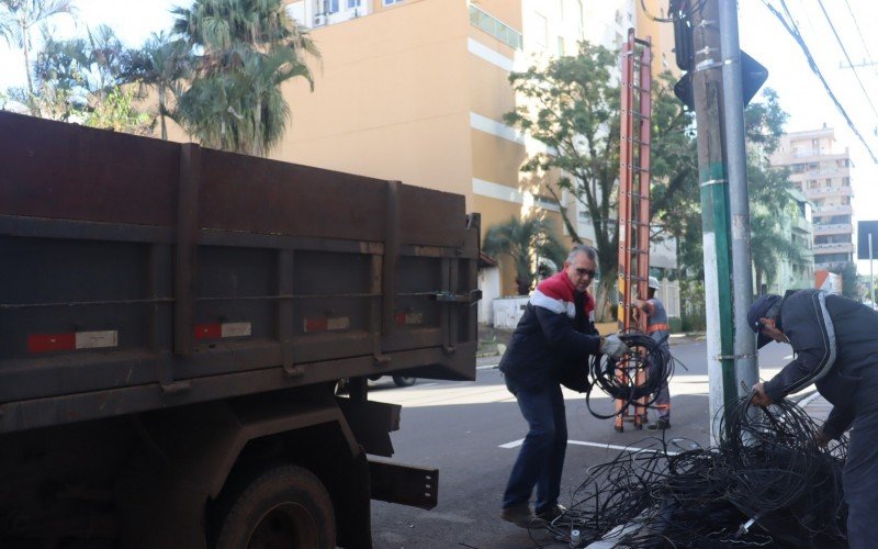 Equipes da Semurb recolheram os fios retirados dos postes