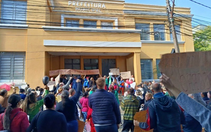 Manifestação, no começo da tarde desta sexta-feira (6), voltou a reunir profissionais ligados à saúde, em Canoas