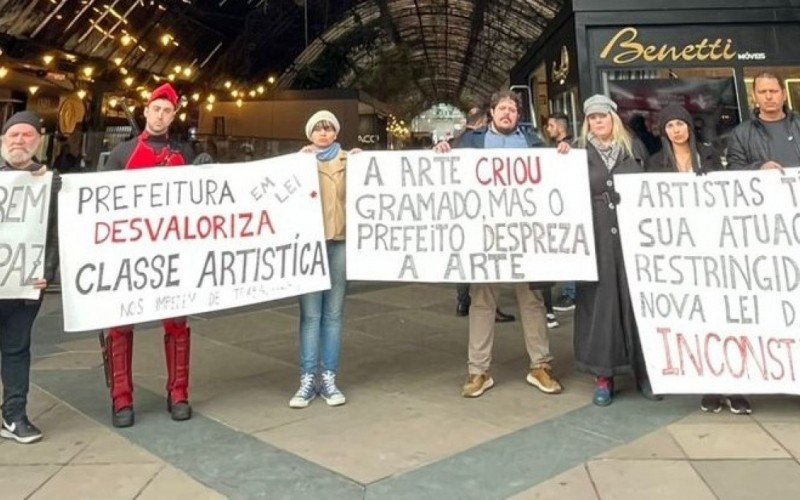 Artistas fazem protesto na Rua Coberta, em Gramado