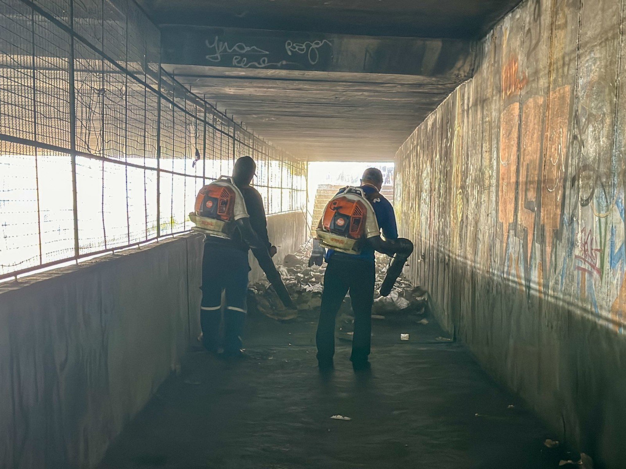 Ação de limpeza retira quase uma tonelada de lixo da passagem de pedestres do túnel