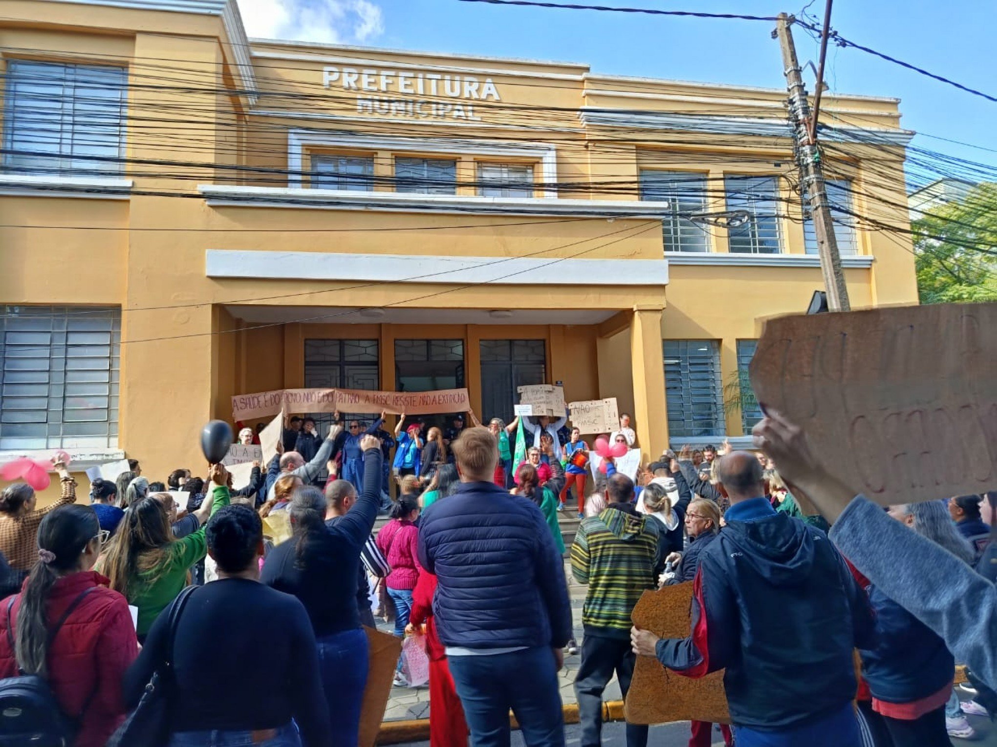 Manifestantes se reúnem na Prefeitura de Canoas contra a extinção da Fundação de Saúde