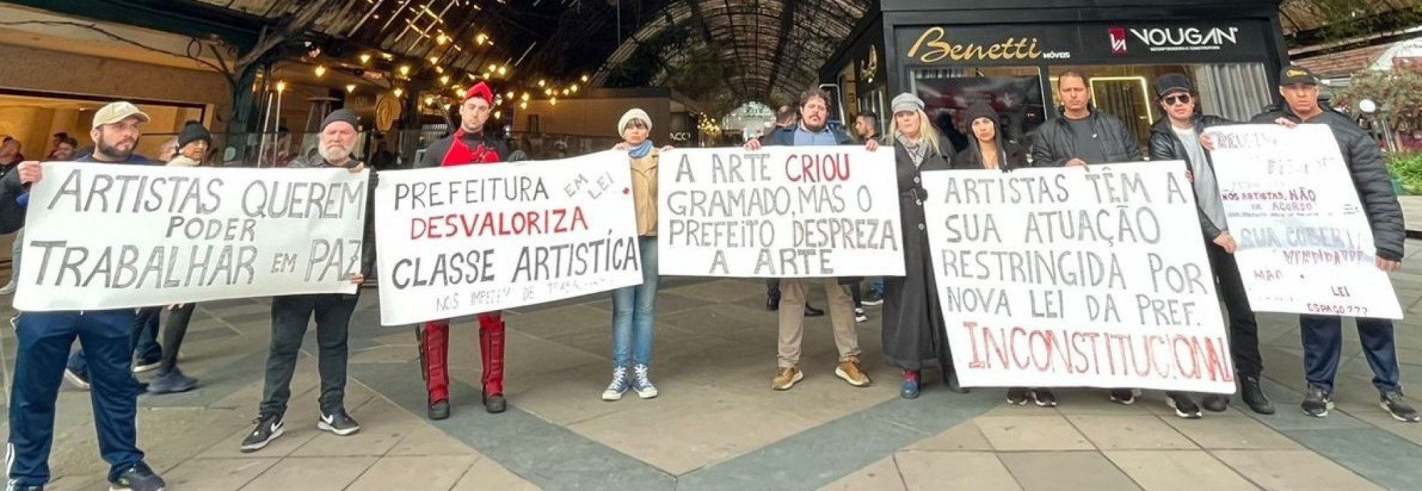 GRAMADO: Artistas fazem manifestação contra mudanças na lei na Rua Coberta