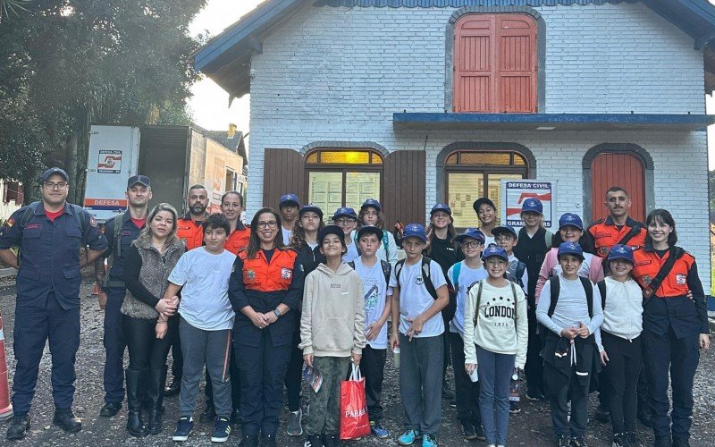 Crianças do projeto Bombeiro Mirim conhecem equipamentos utilizados pela Defesa Civil de Gramado