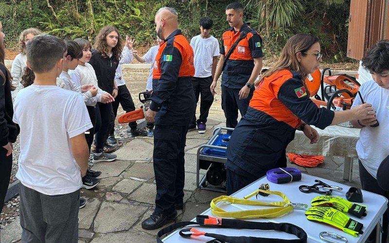 Crianças do projeto Bombeiro Mirim conhecem equipamentos utilizados pela Defesa Civil de Gramado