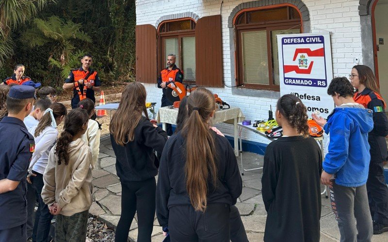 Crianças do projeto Bombeiro Mirim conhecem equipamentos utilizados pela Defesa Civil de Gramado