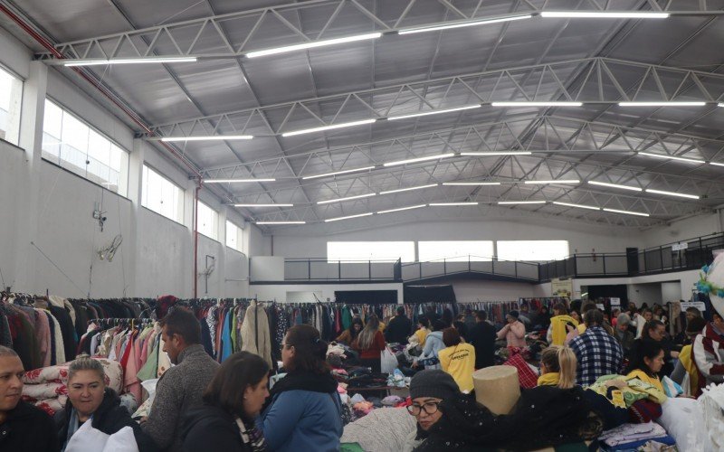 Com movimento intenso, Megabazar da Cáritas, no bairro Canudos, reuniu visitantes de diversas cidades, que ficaram aguardando a abertura dos portões por horas. | abc+