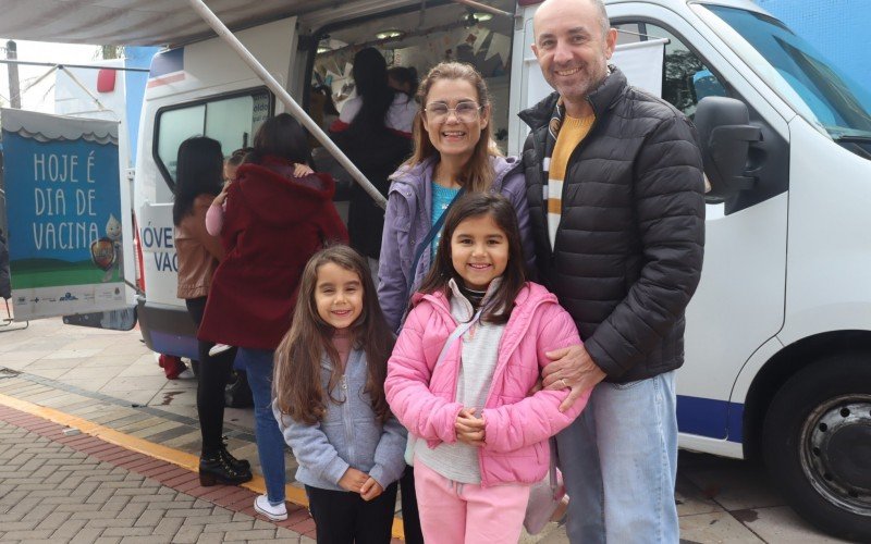 Daiane, Milton, Rafaela e Manuela se vacinaram na ação