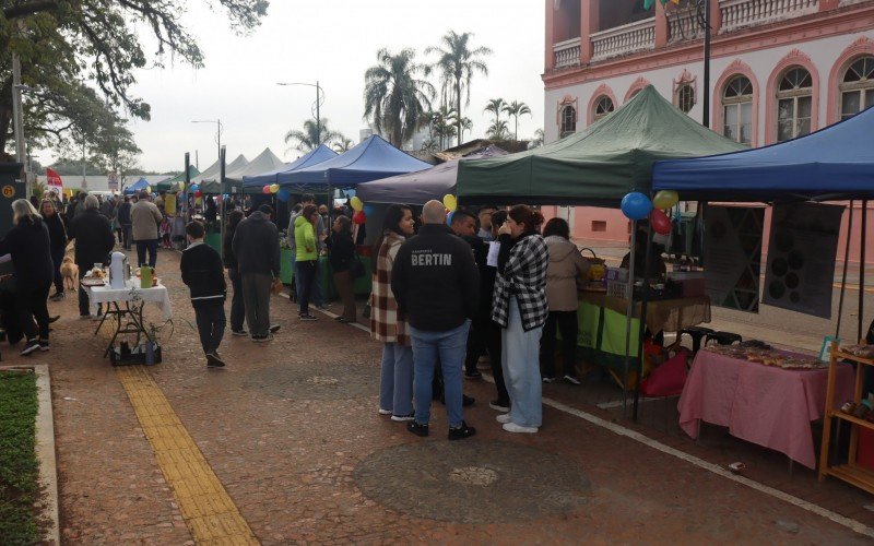 Feira do Alimento Saudável começa a ser realizada na Praça do Imigrante