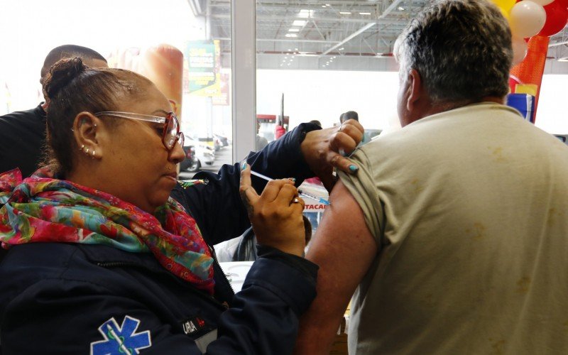 Vacinação contra a gripe acontece em dois supermercados neste sábado (14) em Canoas