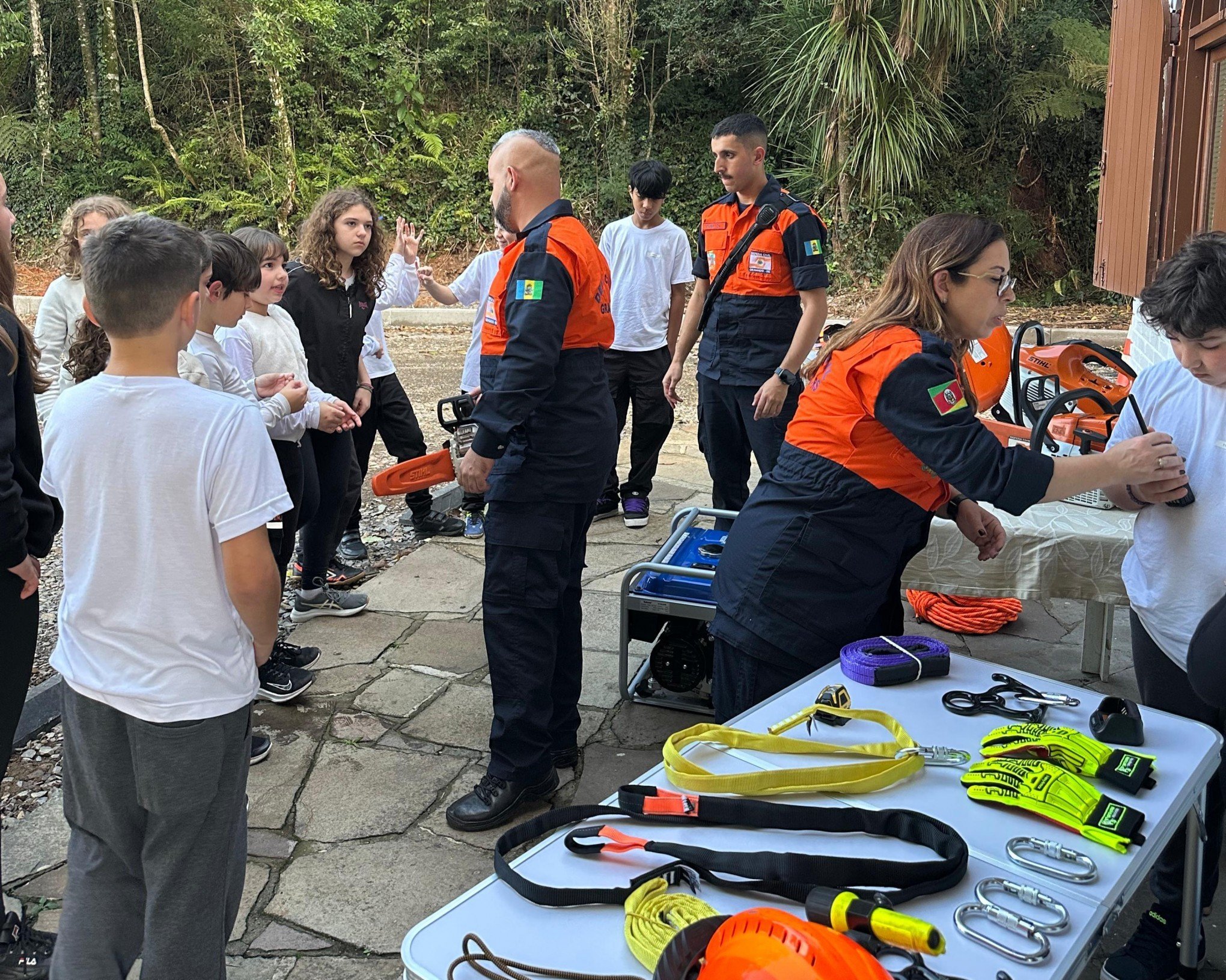 Crianças do projeto Bombeiro Mirim conhecem equipamentos utilizados pela Defesa Civil de Gramado