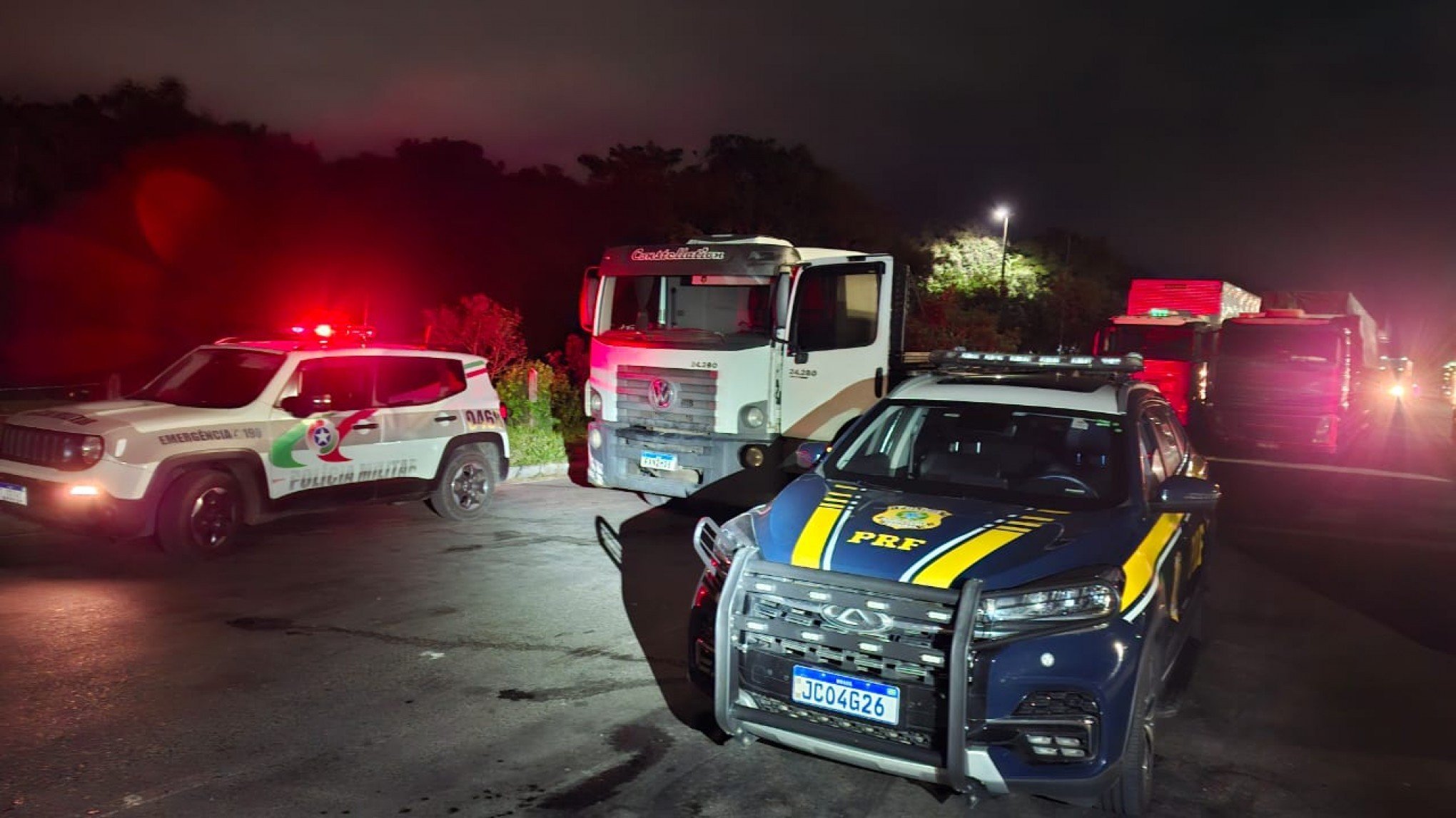 Caminhão furtado na região é encontrado com placas clonadas escondido atrás de outros veículos