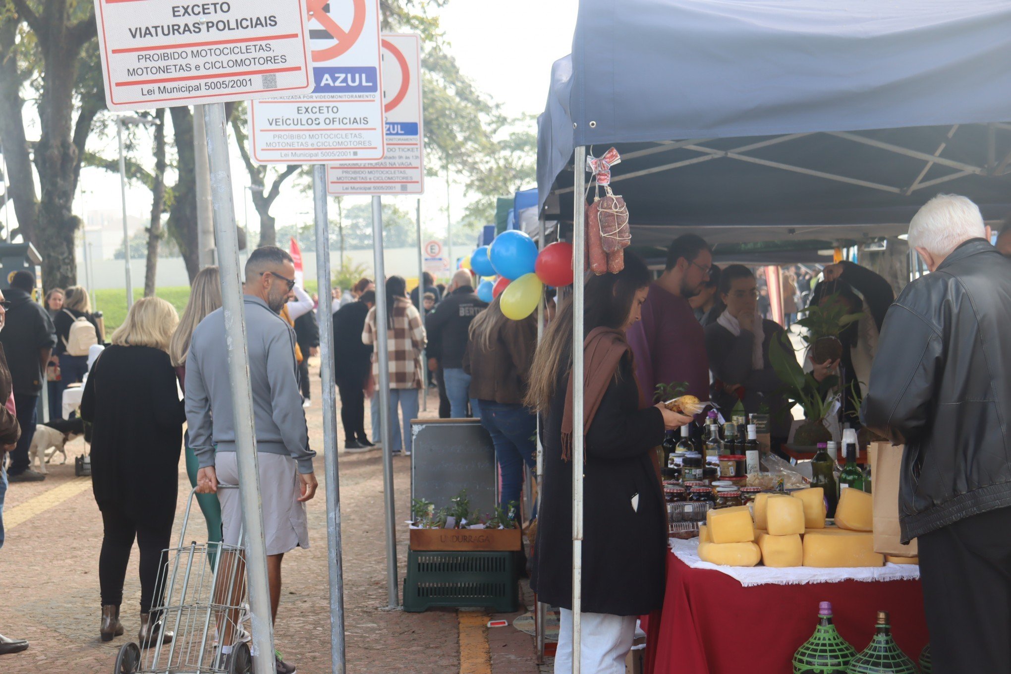 Bom movimento marca a primeira edição da Feira do Alimento Saudável na Praça do Imigrante