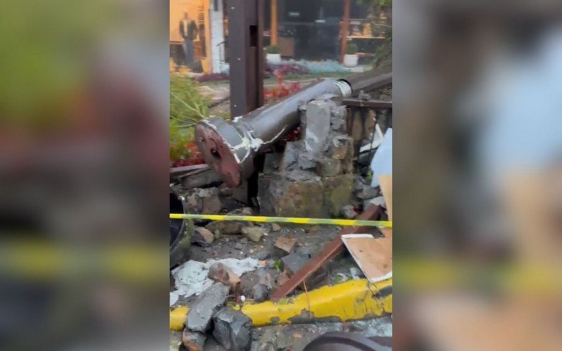 Carro destrói estruturas no Centro de Gramado