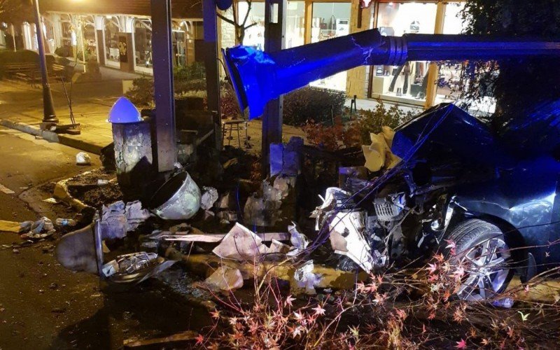 Carro ficou destruído em colisão contra estruturas públicas em Gramado