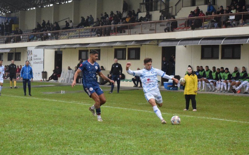 Vidmar tentando passar pela defesa do Gramadense | abc+