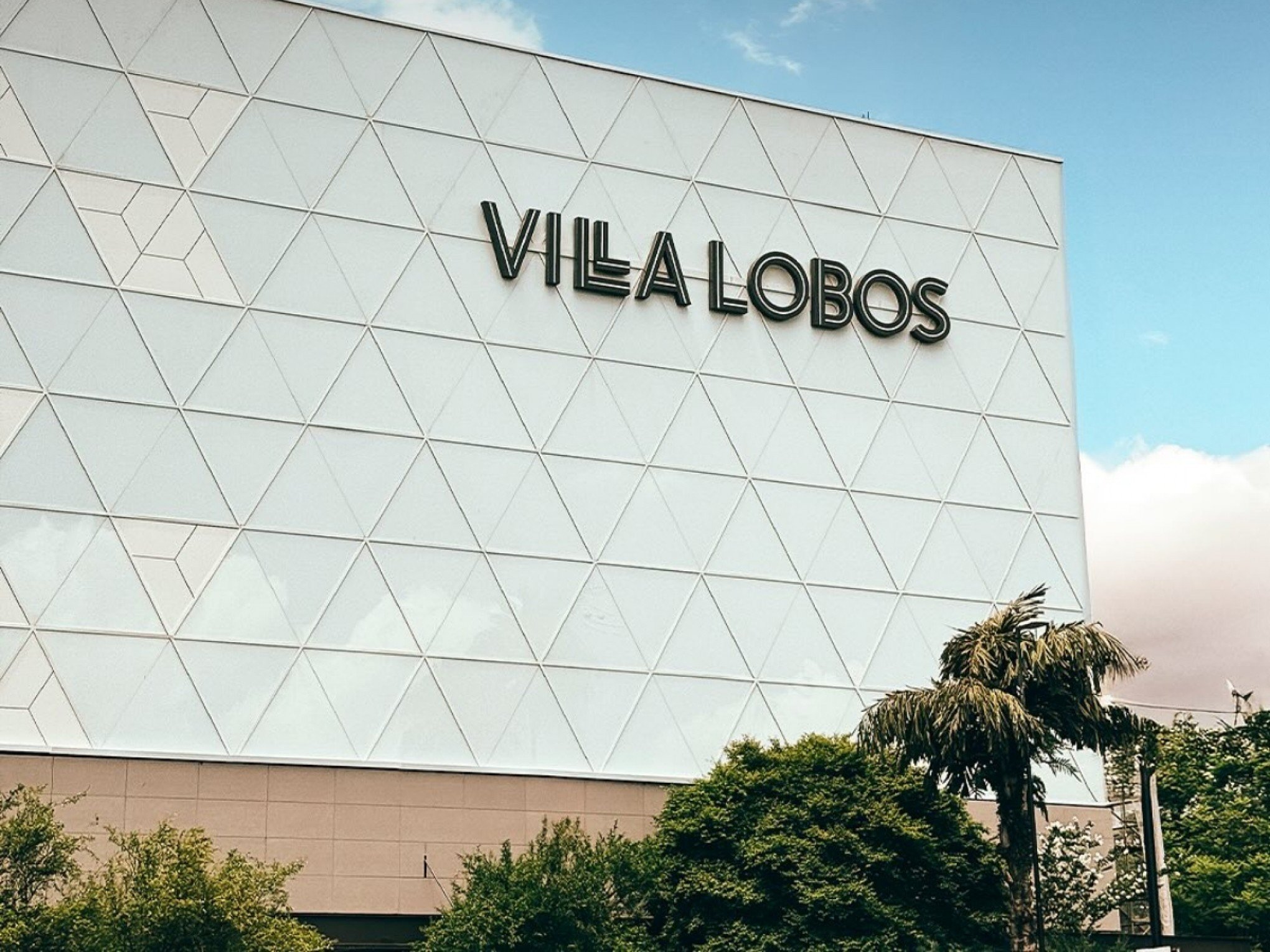 Carro de R$ 175 mil bate contra loja de joias dentro de shopping