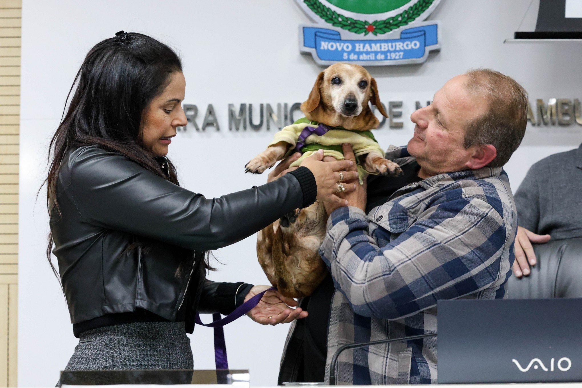 Visita canina na Câmara chama atenção para a adoção de animais idosos