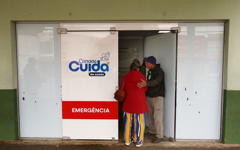 Adesivos que indicavam porta de emergência do HPS de Canoas acabaram arrancados da fachada do Graças