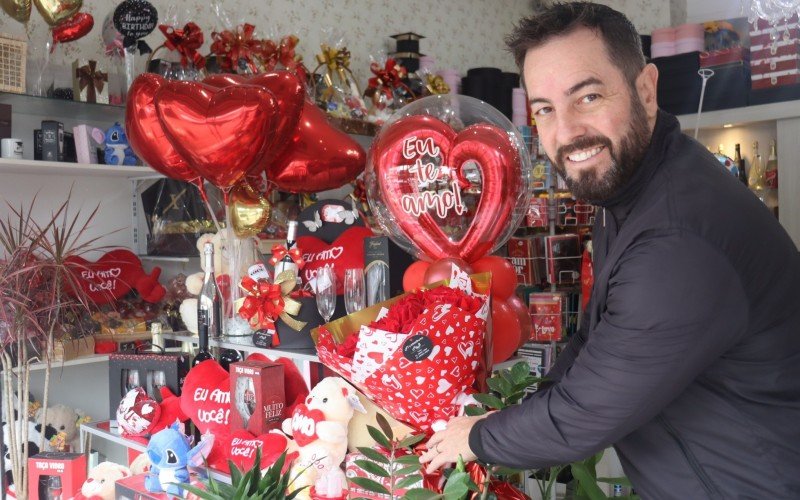 Comércio se prepara para o Dia dos Namorados: Rafael mostra algumas opções de sua floricultura