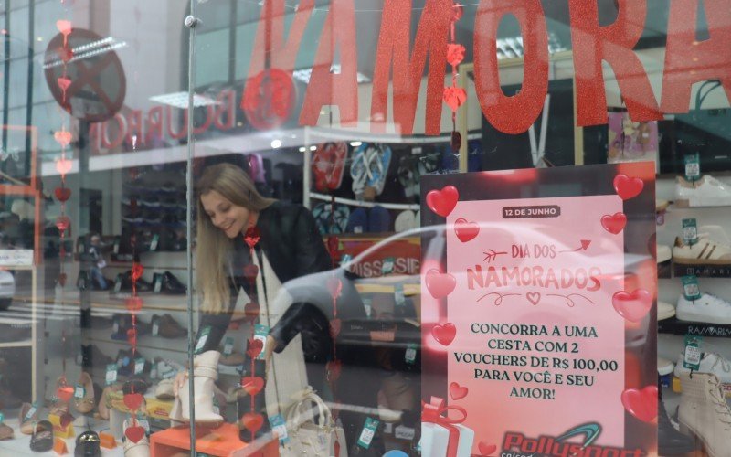 Comércio se prepara para o Dia dos Namorados: loja está com sorteio especial para quem comprar no local