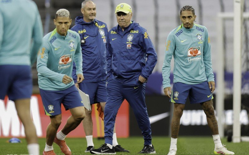 Desfalque na última partida, Raphinha (à dir) será titular contra o Paraguai | abc+