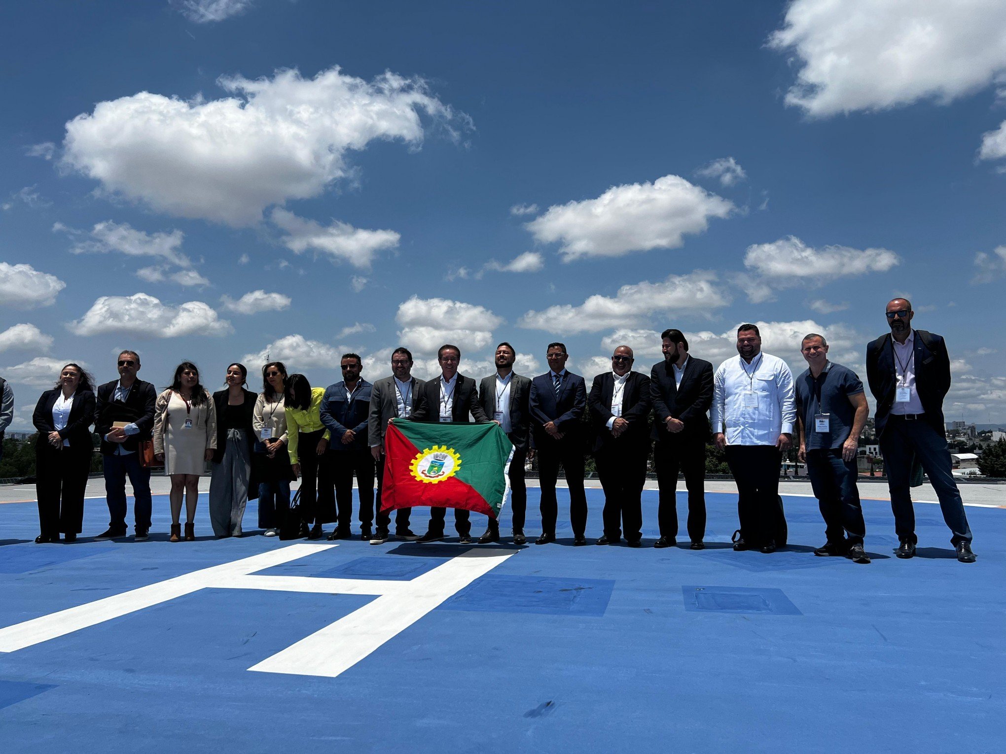 Prefeito Airton Souza conhece inovações em segurança e mobilidade em congresso
