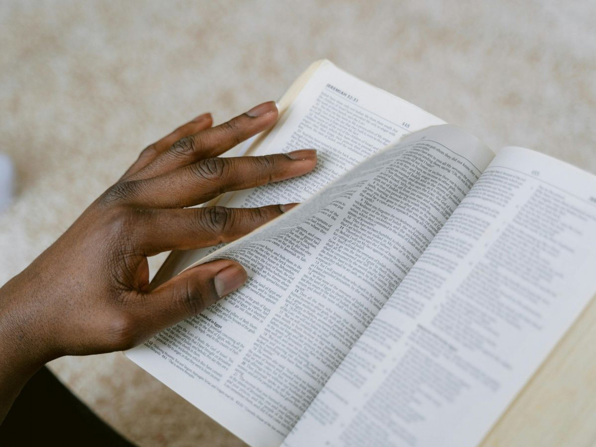 Evangélicos estão em alta no Brasil; veja o que diz Censo do IBGE sobre religiões