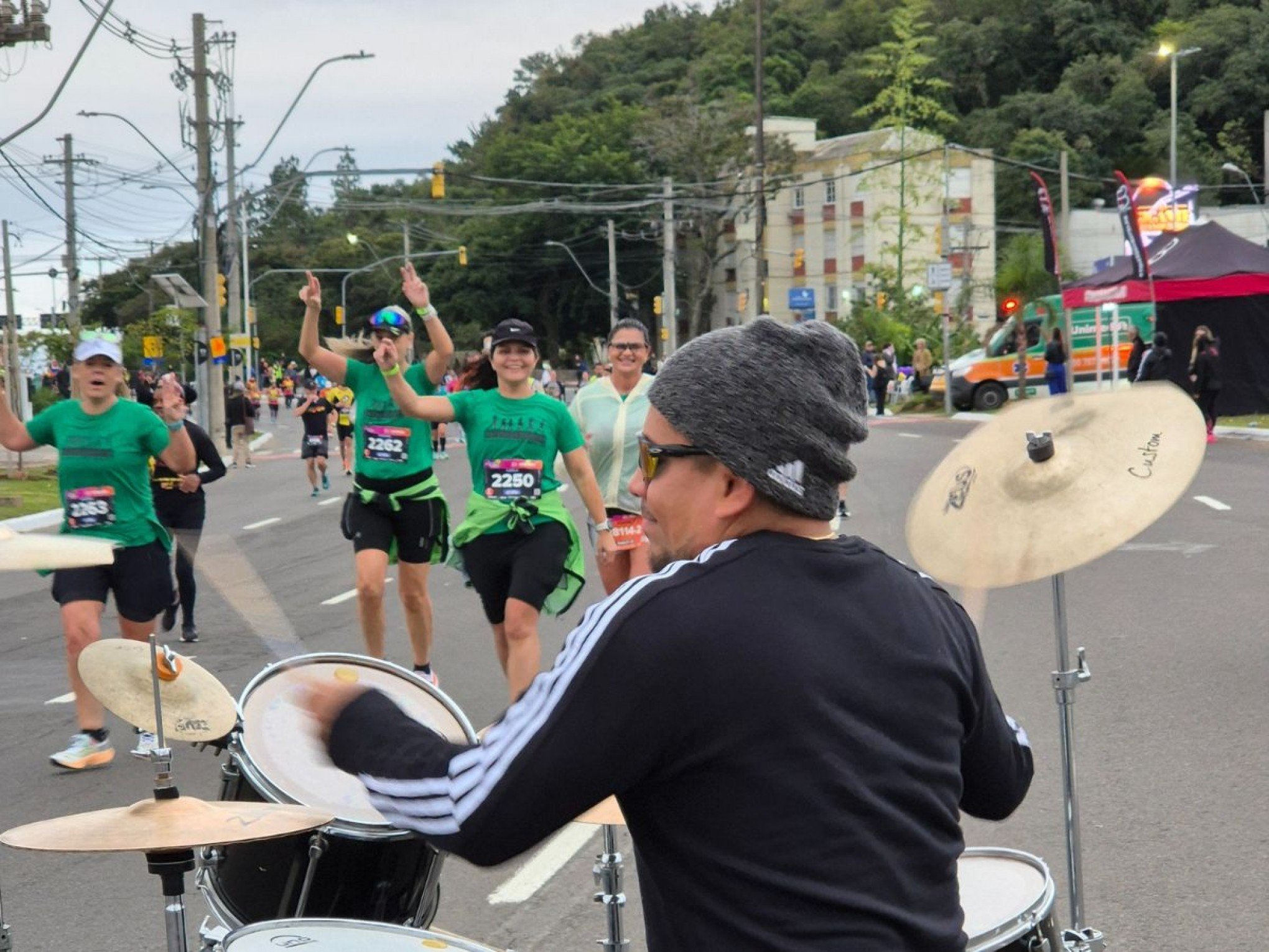 VÍDEO: Emocionante! Músico toca Coldplay em meio à Maratona de Porto Alegre