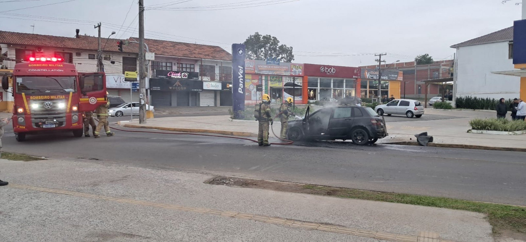 Carro pega fogo em rua de Novo Hamburgo