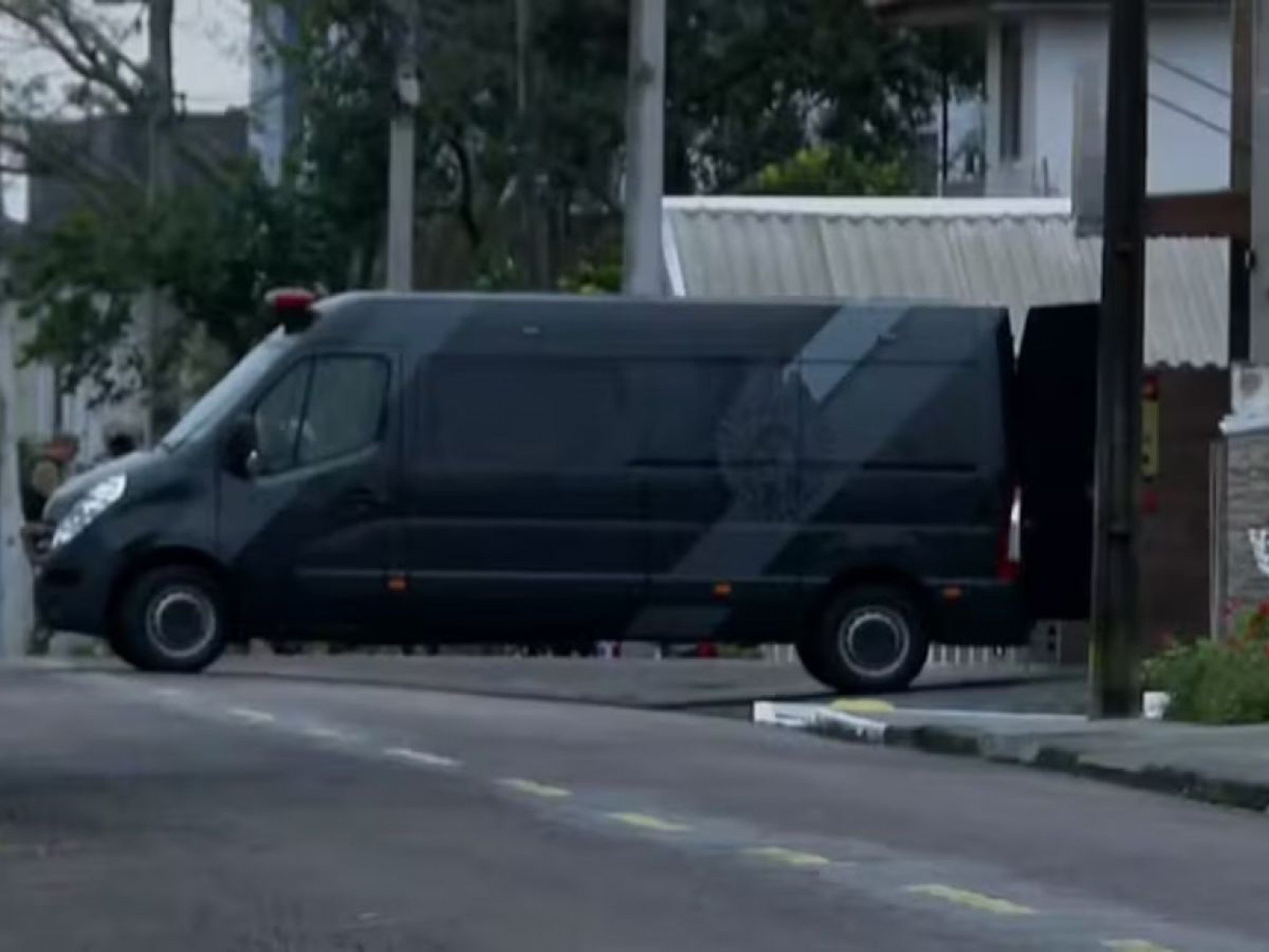 Homem faz ex-companheira e a filha deles de refém; veja o desfecho