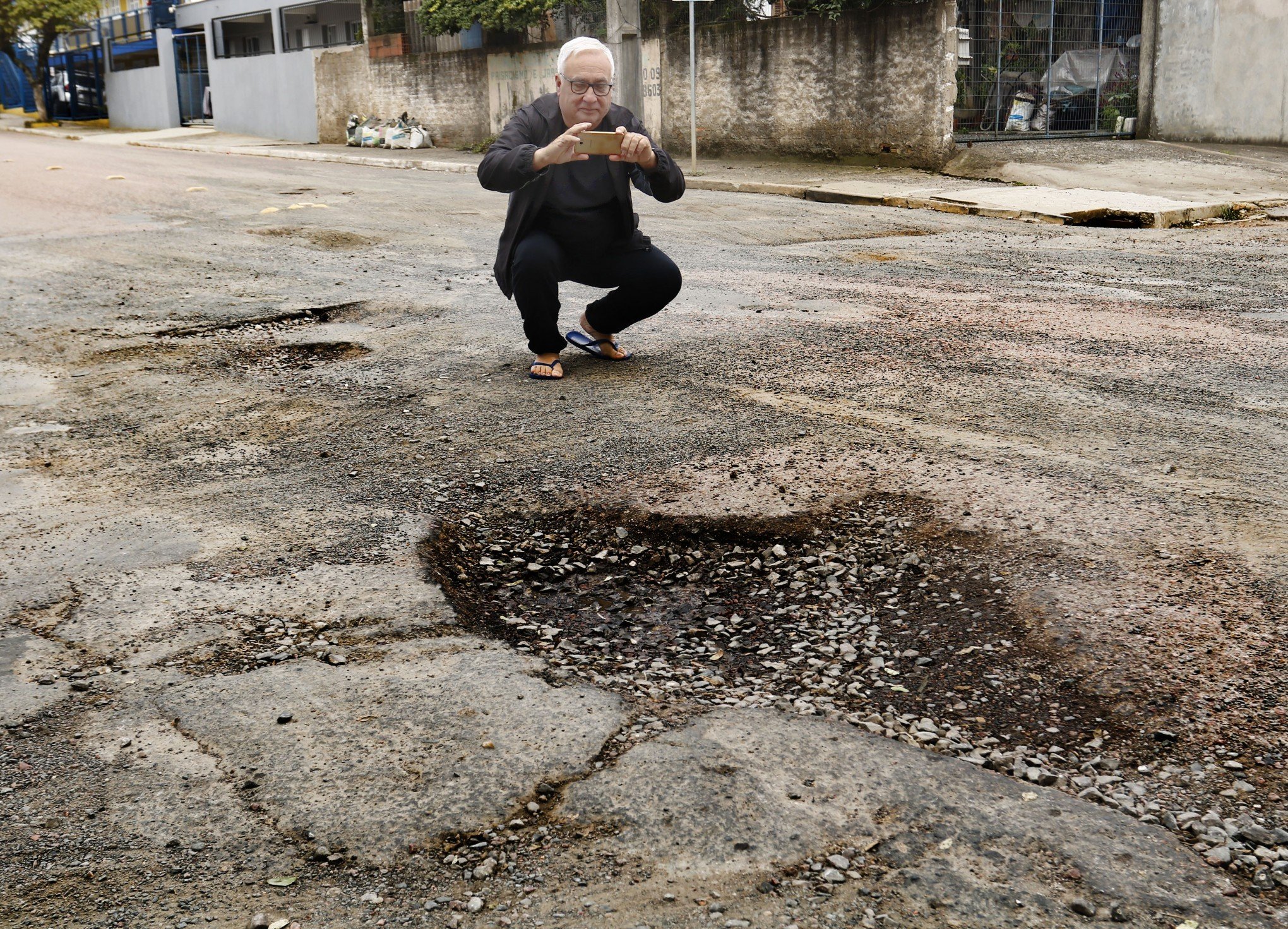 Buraqueira nas ruas causa transtornos e prejuízos em Canoas
