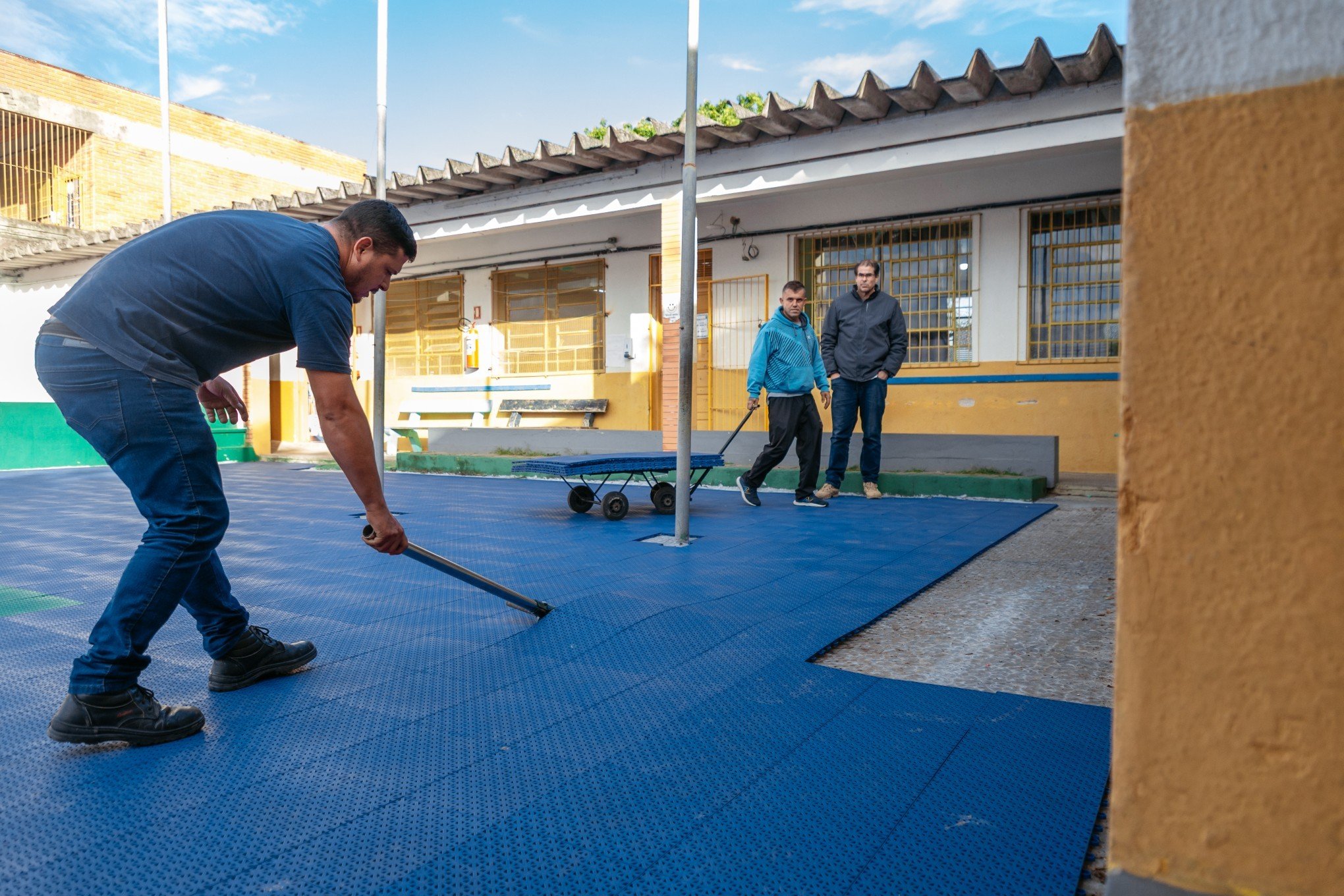Após indício de sobrepreço, empresa retira pisos esportivos instalados em escolas de Canoas