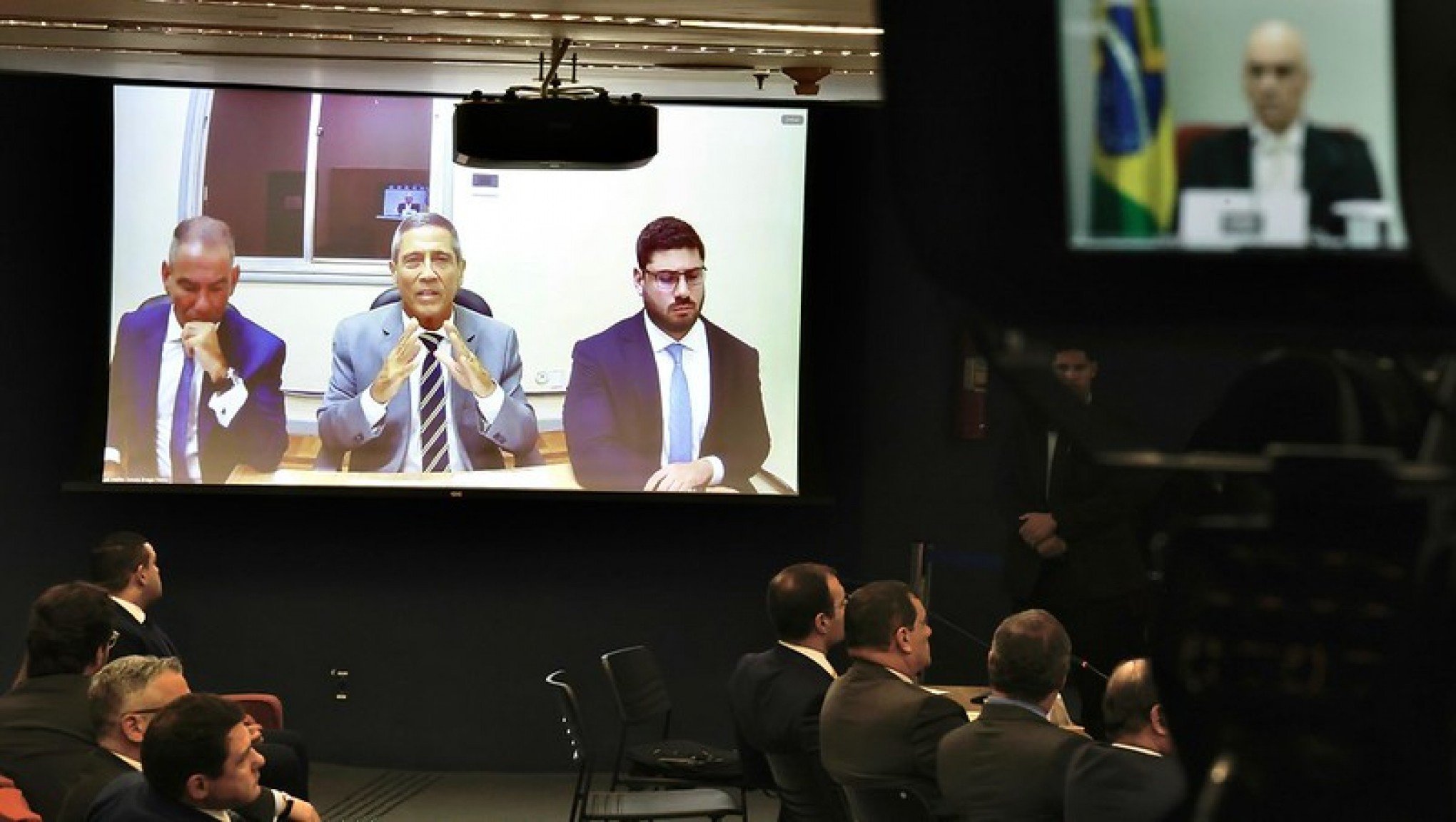 Braga Netto nega ter repassado dinheiro em sacola a Mauro Cid