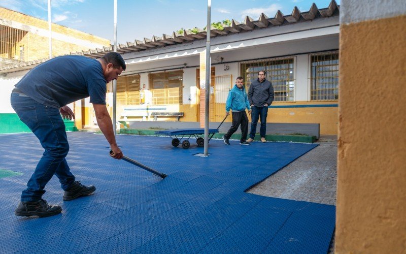 Pisos modulares começam a ser retirados das escolas municipais de Canoas