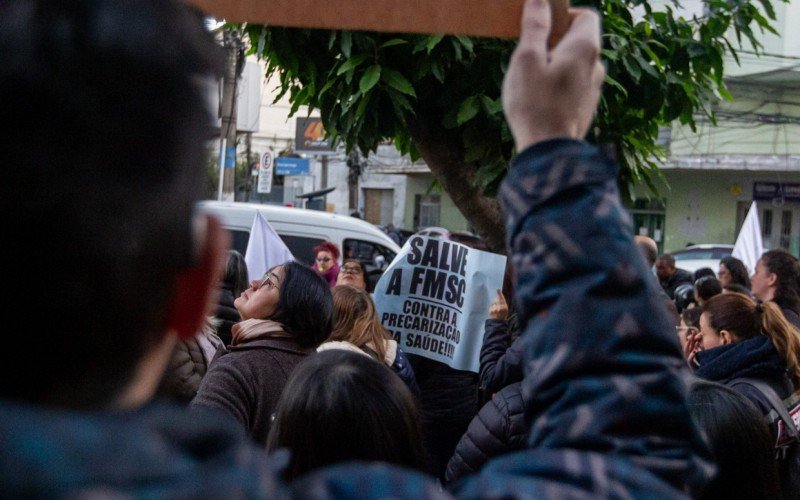 Protesto em frente à Câmara, nesta terça-feira (10), estava relacionado à Fundação Municipal de Saúde de Canoas