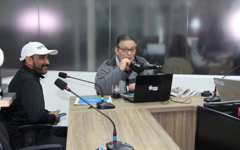 Protegidos divulgou de forma exclusiva o enredo para o Carnaval de 2026 no programa NH 10, na Rádio ABC. O carnavalesco Rogério Douglas contou os detalhes. | abc+
