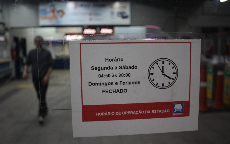 Estação Canoas da Trensurb pode ser vista fechada, com movimento somente de servidores circulando, durante a noite e os finais de semana