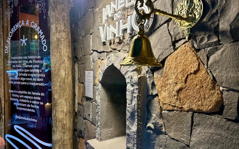 Inaugurado em Gramado bar em que cliente bebe vinho sem saber o rótulo e recebe taça por uma janela 
