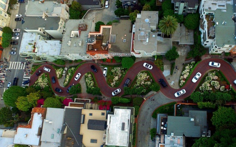 A Lombard Street fica na Califórnia, Estados Unidos | abc+