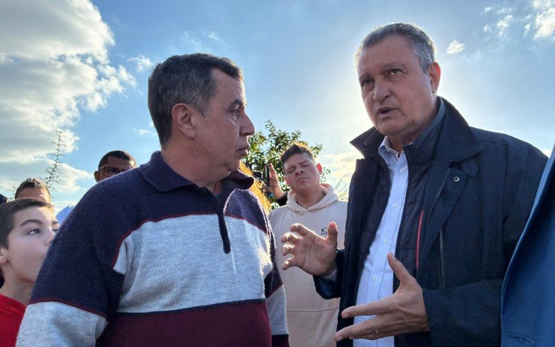 "Não tenho nenhum retorno sobre a casa": Moradores aproveitam passagem de ministro em Novo Hamburgo para cobrar soluções habitacionais