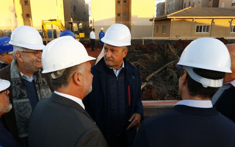 Ministro Rui Costa visita obra do Residencial Quero Quero