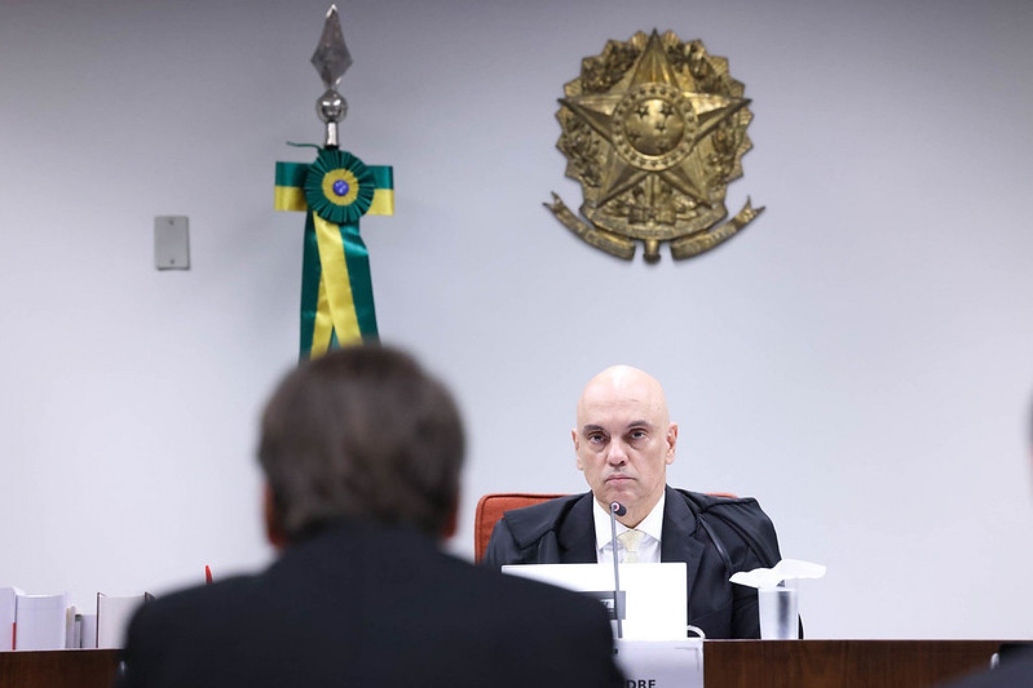 VÍDEO: Bolsonaro convida Moraes para ser seu vice em 2026; veja reação do ministro