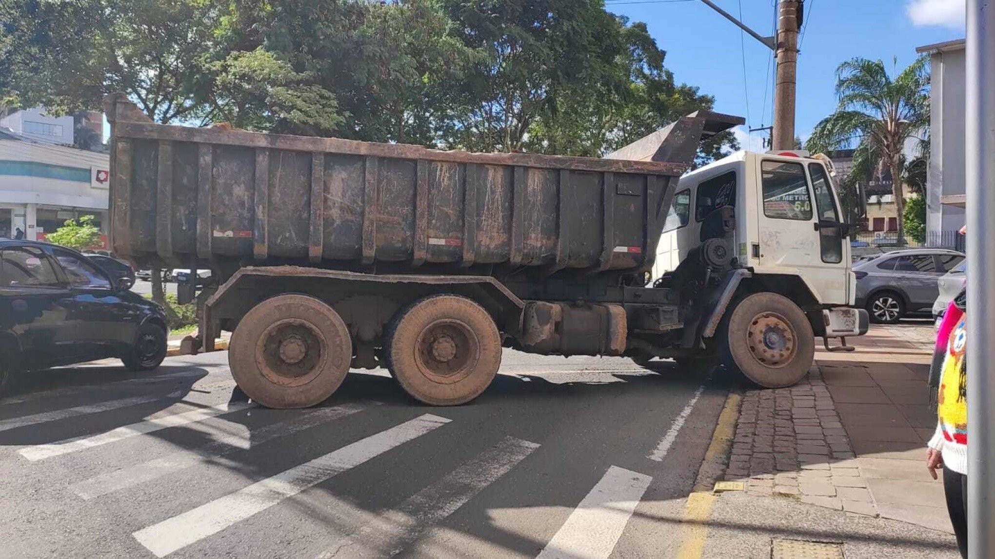 Eixo de caminhão quebra e trânsito fica obstruído em avenida de Novo Hamburgo