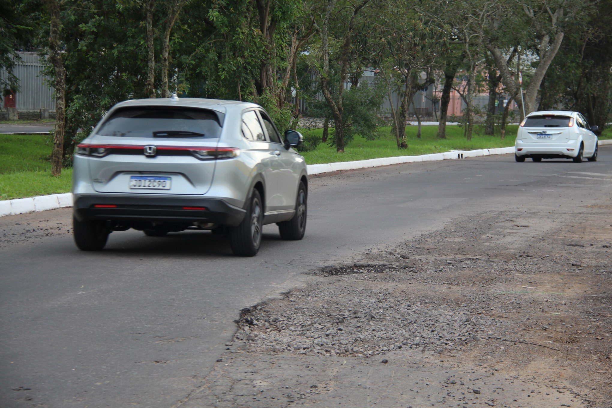 Buracos, desníveis e asfalto solto: trecho da Avenida Nações Unidas preocupa motoristas