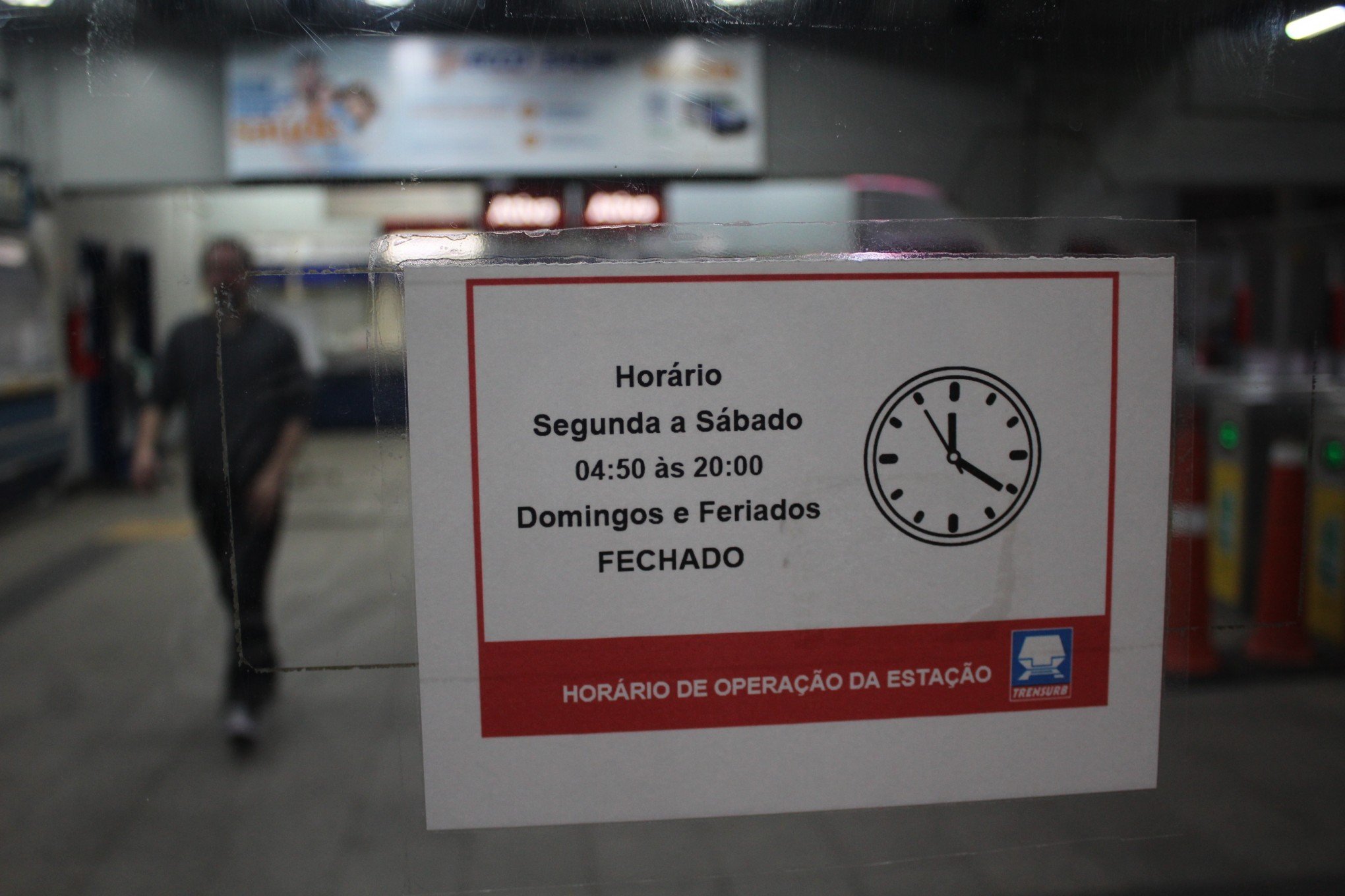 "É um perigo ficar na parada vazia à noite", reclama usuário da Trensurb