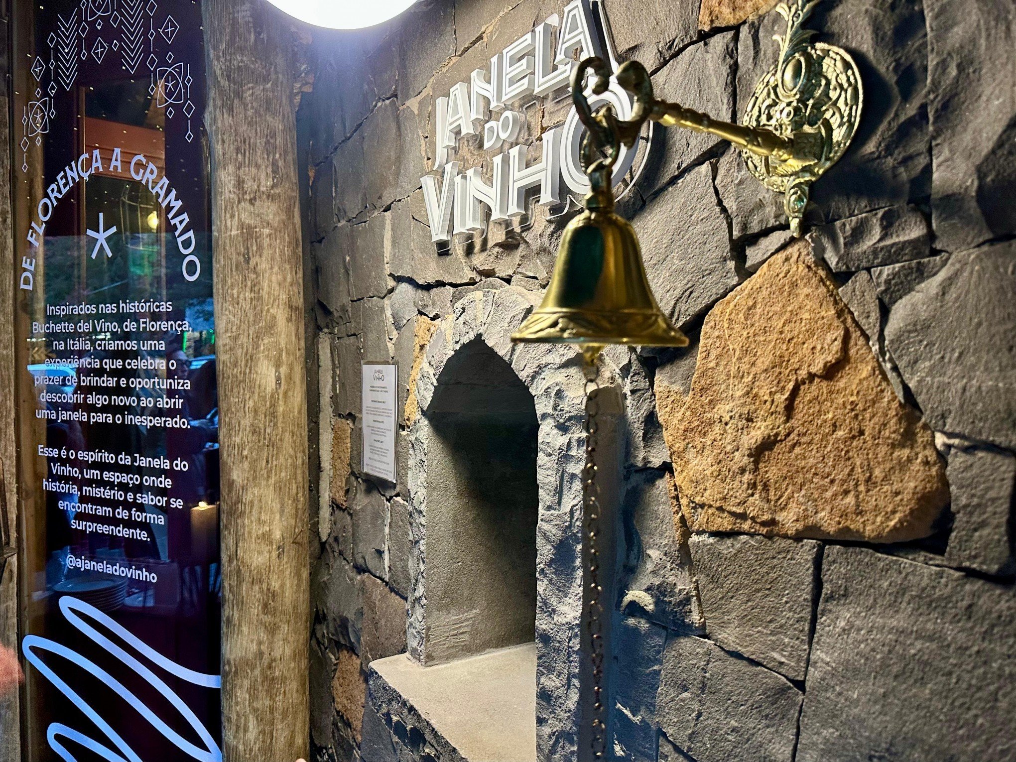 Inaugurado em Gramado bar em que cliente bebe vinho sem saber o rótulo e recebe taça por uma janela
