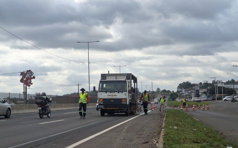 Serviço de manutenção ao longo da rodovia entre Estância Velha e Novo São Leopoldo iniciou nesta quarta-feira (11)